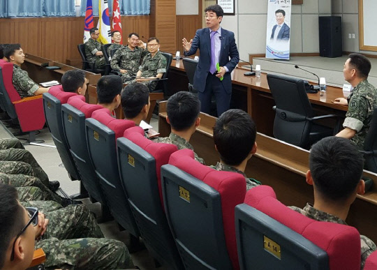 상명대 양종훈 교수가 30일 육군 2군단 장병들에게 '포토저널리즘'을 주제로 강연을 했다. 상명대 제공
